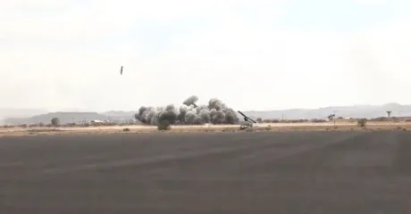 توثيق الحوثي لقصف مطار صنعاء يفضح كذب دفاعاته الجوية