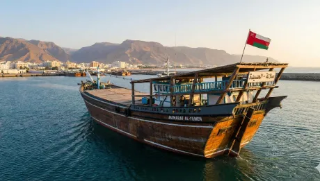 تكثيف الرحلات بين صلالة والحديدة.. مؤشرات متصاعدة على مسار تهريب منظم