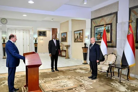حكومة "الزنداني".. غياب عن الواقع وحل الأزمات بالوعود