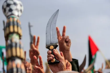 خيارات صعبة لمواجهة تكلفة مغامرة البحر.. تهديدات "مفتاح" ترسم مأزق الحوثي لما بعد غزة