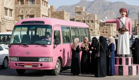 القفز على الأزمات بمعارك “الفضيلة”.. سخرية من مقترح حوثي بتخصيص باصات أجرة للنساء