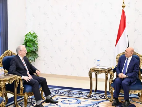 العليمي: تهديدات الحوثيين تتصاعد بدعم إيراني وثيق