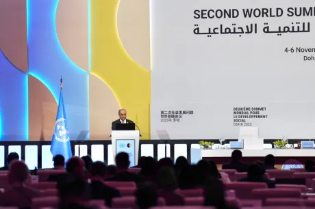 بن بريك في قمة الدوحة: التنمية الشاملة طريق السلام والاستقرار في اليمن