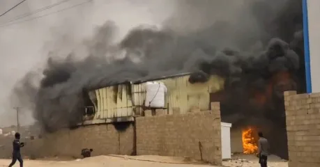 حريق هائل يلتهم مخازن تابعة لـ"الغذاء العالمي" في مأرب