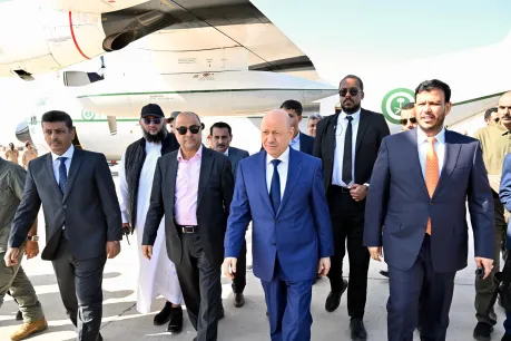 تزامنًا مع إيداع السعودية دفعتين من المنحة.. قيادة الرئاسي والحكومة تصل عدن