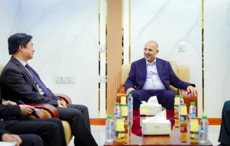 مباحثات يمنية–صينية في عدن تؤكد أهمية موقع البلد ضمن مشروع الحزام والطريق