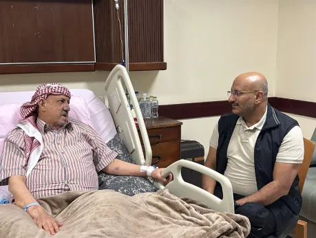 طارق صالح يطمئن على صحة رئيس مجلس النواب في أحد مستشفيات القاهرة