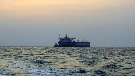 الحوثيون والإخوان والإيرانيون.. ثالوث إرهابي يهدد الملاحة في باب المندب