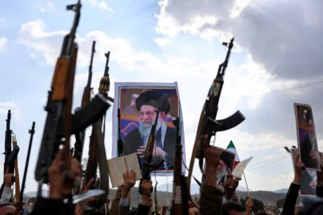 بعد اغتيال خامنئي.. الحوثيون ضمن خيارات إيران للرد وإعادة خلط أوراق في اليمن