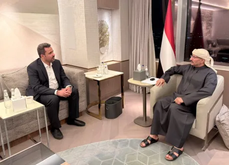 طارق صالح يبحث مع محافظ لحج تعزيز الاستقرار وتفعيل مؤسسات الدولة