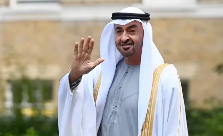 دبلوماسية الشدائد.. محمد بن زايد يبعث برسائل الخليج من قلب الكويت