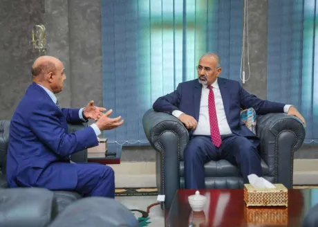 الزُبيدي يناقش خطط توفير السيولة لصرف المرتبات وتعزيز الاستقرار المالي