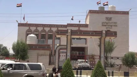 اذلال في الخدمات رغم توريد الإيرادات.. "وحدوية" عدن و"انفصالية" الآخرين