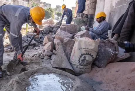 جبايات مليشيا الحوثي على الإسمنت توقف أعمال البناء بمناطق سيطرتها