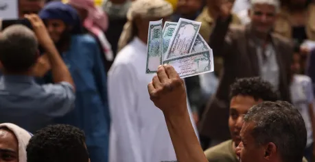 تعافي العملة بالمناطق المحررة كجزء من المعركة الاقتصادية.. حين أقر الحوثي بالهزيمة مُبكرًا