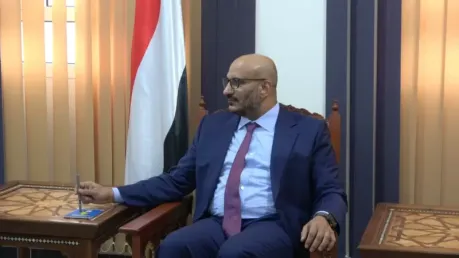 طارق صالح يطلع على جهود إنهاء التقطعات في أبين ويشيد بالمحافظ