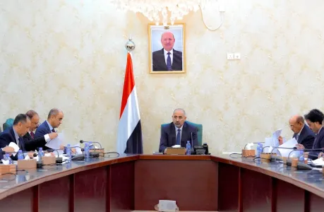 استمرار عجز الحكومة عن دفع الرواتب يُثير ملف تحصيل الإيرادات