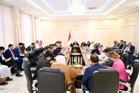 العليمي يبحث مع سفراء الدول الراعية مستجدات الأوضاع في المحافظات الشرقية