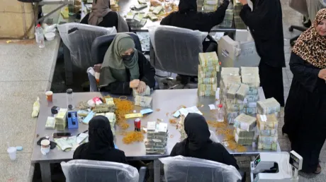 من عدن إلى بيروت.. جهود حكومية لإنقاذ القطاع المصرفي من عبث أذرع إيران