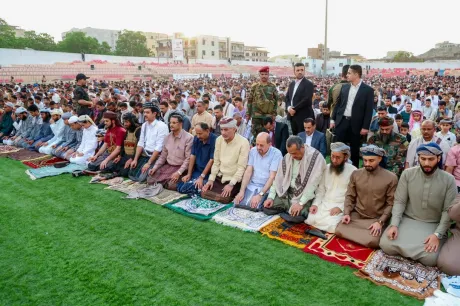 قيادات الدولة تؤدي صلاة عيد الفطر في عدن وسط دعوات لتعزيز التماسك