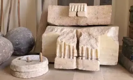 ضبط جدارية منهوبة من مأرب تكشف شبكات تهريب آثار منظمة عبر سلطنة عُمان