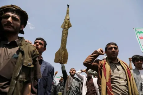 تقرير بريطاني: واشنطن كرست نفوذ الحوثيين بدل إنهائه في البحر الأحمر