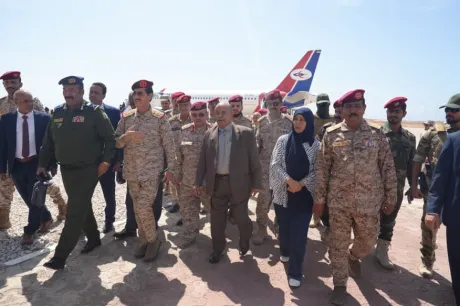 وفد حكومي يصل المكلا لتعزيز التنسيق مع سلطة حضرموت