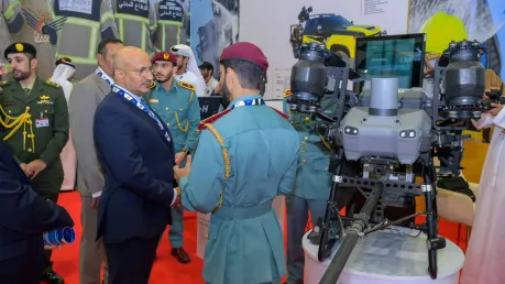 طارق صالح يطلع على أحدث ابتكارات وتقنيات الطيران في معرض دبي