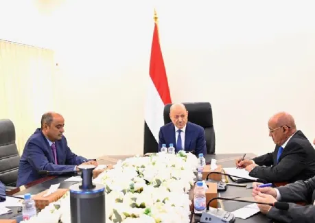 اجتماعات مكثفة لـ"الرئاسي" حول ملف تحصيل الإيرادات مع تعثر الدعم الخارجي