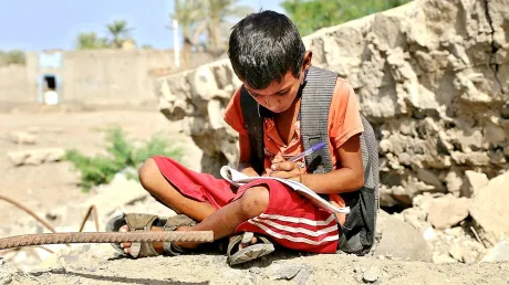 تقرير دولي يفضح كارثة التعليم في اليمن: الطلاب يدفعون ثمن الحرب