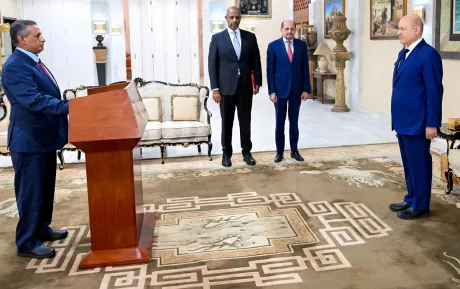 تحت ضغط المهلة.. القدسي يؤدي اليمين الدستورية أمام العليمي في الرياض