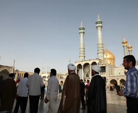 "الخُمس" والسلطة الموازية.. اقتصاد ديني يرسم خريطة النفوذ في إيران