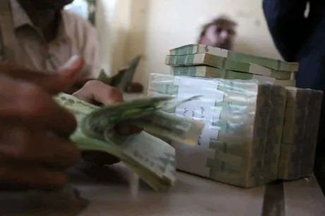 إيقافات متكررة وإعادات مشروطة.. فوضى مصرفية في مناطق سيطرة الحوثيين