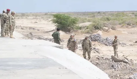 طارق صالح يتفقد ريف المخا ويشيد بدور الطرقات في مواجهة السيول