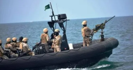 السعودية: تعاون دولي لحماية الملاحة في باب المندب وخليج عدن