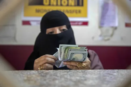 الريال اليمني يسجّل تحسنًا كبيرًا وشركات صرافة تغلق أبوابها