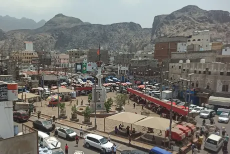 تصحيح وضع القطاع التجاري.. إصلاحات حكومية تُشدد الخناق على الحوثي