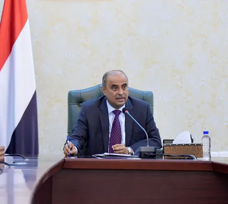 حكومة بن بريك أمام اختبار الثقة أمام المانحين.. الإصلاحات الاقتصادية على المحك