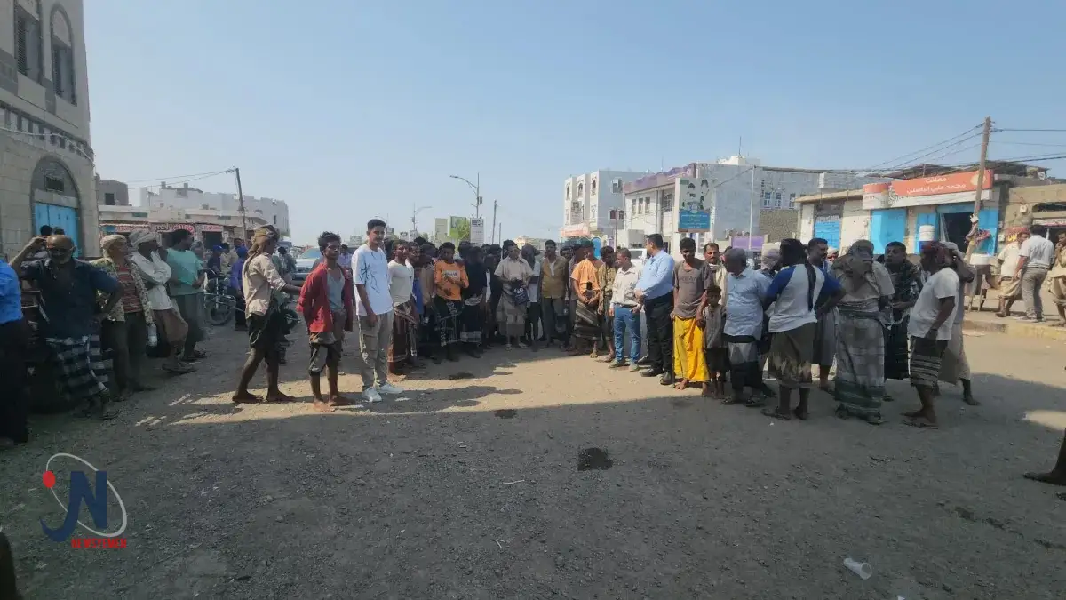موظفو ميناء المخا يحتجون على الإرهاب الحوثي ويطالبون بالحماية